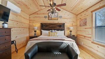 Cabin, 1 King Bed, Kitchen (411 E Main St #4) | 1 bedroom, individually decorated, individually furnished, bed sheets
