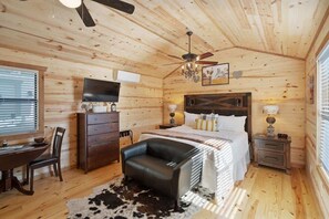 1 bedroom, individually decorated, individually furnished, bed sheets - Gorgeous Cabin on Main-steps to Pacific War Museum (Fredericksburg)