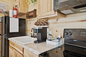 Cabana, 1 cama King, cozinha (411 E Main St #4) | Cozinha privada | Geladeira, micro-ondas, fogão, cooktop