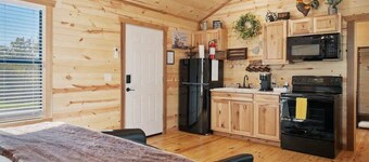 Gorgeous Cabin on Main-steps to Pacific War Museum