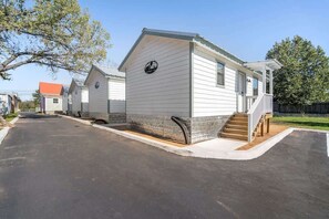 Exterior - Gorgeous Cabin on Main-steps to Pacific War Museum (Fredericksburg)