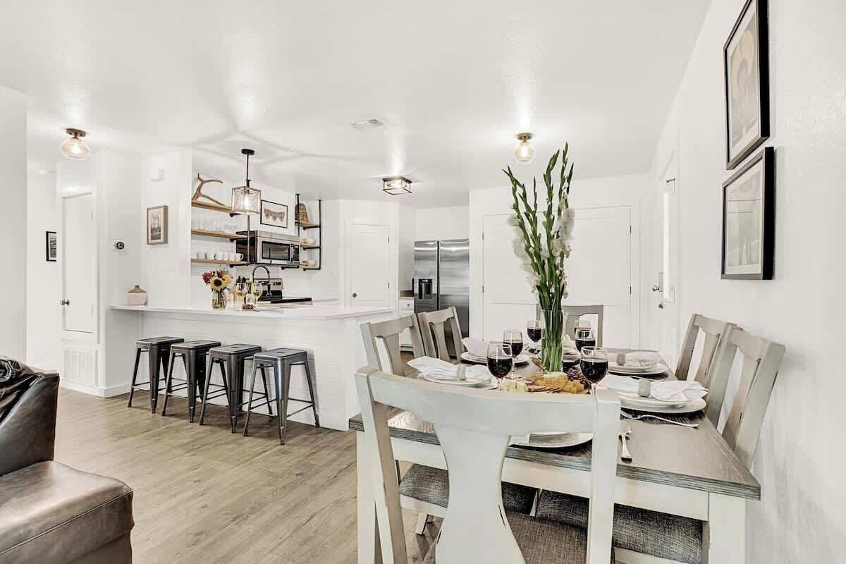 Apartment, Mehrere Betten, Whirlpool (907 Hill St #1) | Speisen