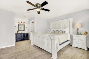 2 bedrooms, individually decorated, individually furnished, bed sheets - Wanderlust #1 Hot Tub Shared Outdoor Space (Fredericksburg)