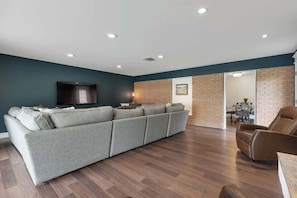 House, Multiple Beds, Patio, City View (326 W Burbank St) | Living area