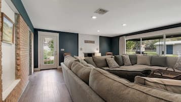 Casa, varias camas, patio, vista a la ciudad (326 W Burbank St) | Área de sala de estar