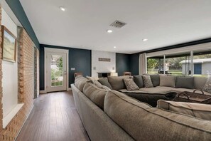 Huis, meerdere bedden, patio, uitzicht op stad (326 W Burbank St) | Woonruimte