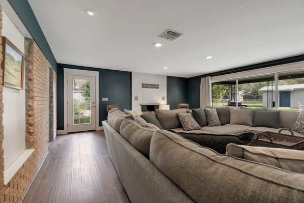 Maison, plusieurs lits, patio, vue ville (326 W Burbank St) | Coin séjour