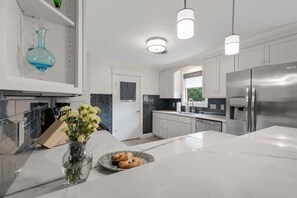 House, Multiple Beds, Patio, City View (326 W Burbank St) | Private kitchen