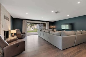 House, Multiple Beds, Patio, City View (326 W Burbank St) | Living area