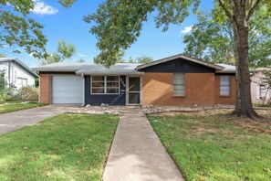 Exterior - Gorgeous Home With Grill 5min From Mainst! (Fredericksburg)