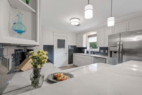 Casa, varias camas, patio, vista a la ciudad (326 W Burbank St) | Cocina privada | Cafetera y tetera
