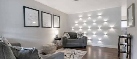 Maison, Plusieurs lits, patio, vue sur la ville (326 W Burbank St) | Aire de séjour