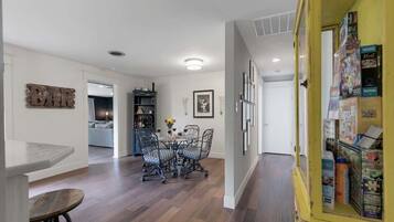 Casa, varias camas, patio, vista a la ciudad (326 W Burbank St) | Interior