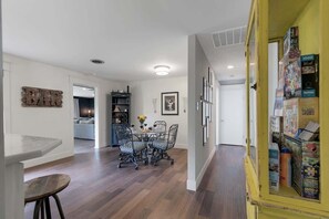Maison, plusieurs lits, patio, vue ville (326 W Burbank St) | Intérieur