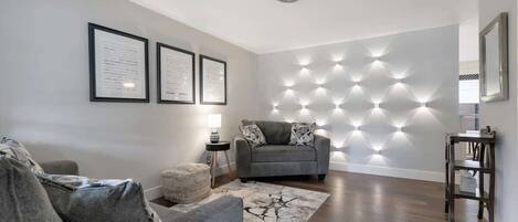 House, Multiple Beds, Patio, City View (326 W Burbank St) | Living area