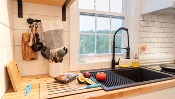 Réfrigérateur, four, plaque de cuisson, cafetière/bouilloire