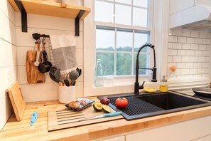 Fridge, oven, stovetop, coffee/tea maker