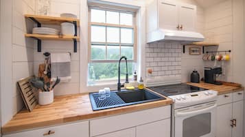 Fridge, oven, stovetop, coffee/tea maker