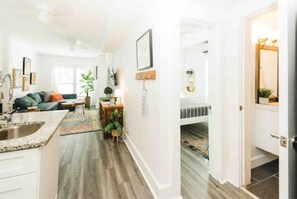 7 habitaciones, tabla de planchar con plancha, cuna de viaje y wifi