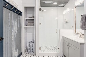 Douche, séchoir à cheveux, serviettes fournies, savon