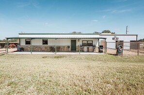 Exterior - Faulkner Ranch Bunkhouse (Llano)
