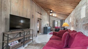 FerienhĂŒtte, Mehrere Betten, Terrasse (3499 W US Hwy 290) | Wohnbereich