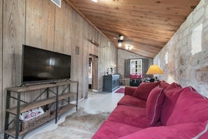Baita, letti multipli, patio (3499 W US Hwy 290) | Area soggiorno | TV