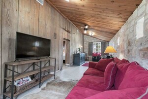 Cabana, várias camas, varanda (3499 W US Hwy 290) | Área de estar