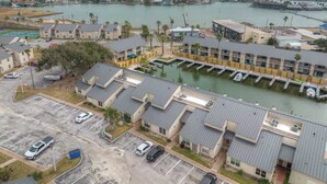 Un hôtel situé sur la côte, composé de plusieurs bâtiments, doté d’un port de plaisance et d’un parking.
