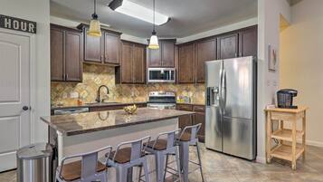 House, Multiple Beds, Hot Tub | Private kitchen | Fridge, microwave, oven, stovetop