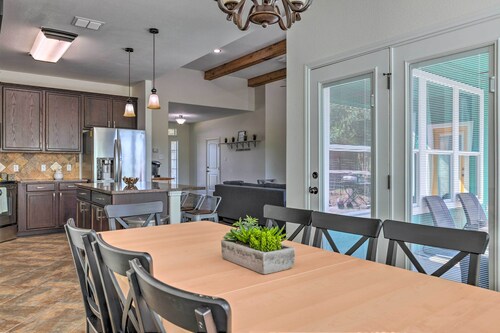 Gorgeous Luxury Home With Hot Tub Just 3 Miles to Dtwn!