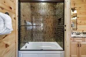 Bathroom - Bandit Lodge (Sevierville)