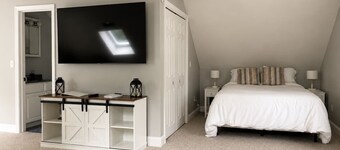 The Cape Cod Loft | Near Beaches & Canal