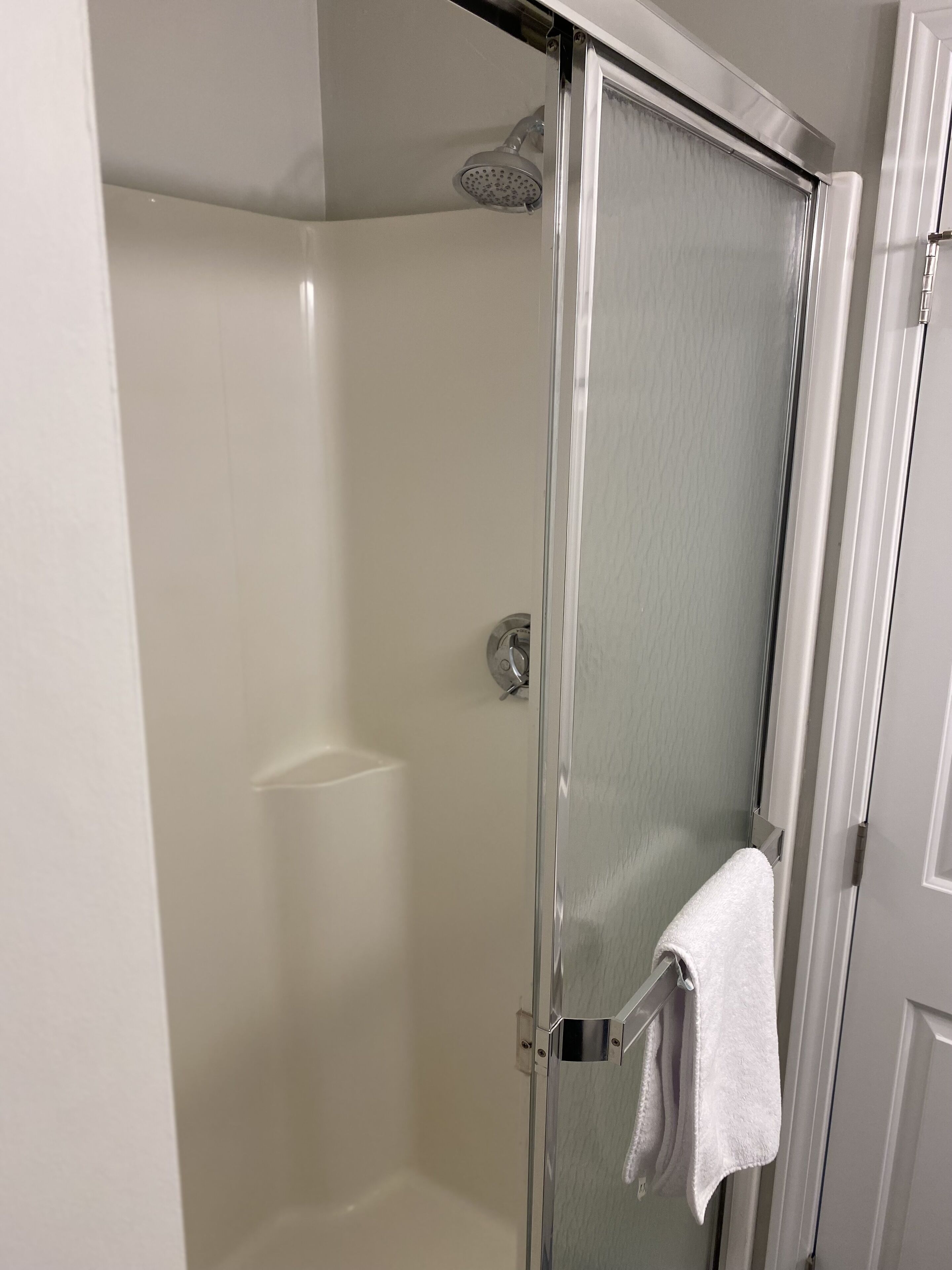 Dusj, hårføner, håndklær og såpe
