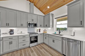 Casa de campo, varias camas, acceso a la alberca | Cocina privada | Refrigerador, microondas, horno y parrilla de estufa