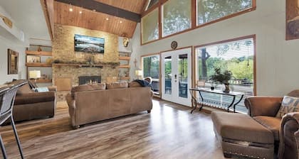 Gettin' Guada Loopy With Hot Tub & Riverfront