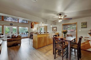 Ferienhaus, Mehrere Betten, Whirlpool (324 Waterway Pass) | Speisen