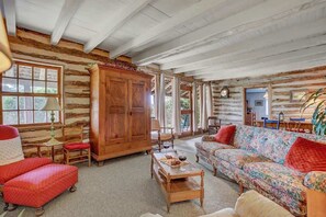 Cabana, várias camas, varanda (1120 Upper Live Oak) | Área de estar | TV, lareira