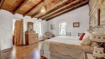 Cabin, Multiple Beds, Patio (1120 Upper Live Oak) | 2 bedrooms, individually decorated, individually furnished, bed sheets