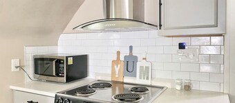 Serenity Studio - Adorable and Spacious Studio with Full Kitchen near HPU