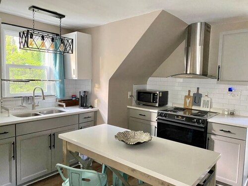 Serenity Studio · Adorable & Spacious Studio with Full Kitchen near HPU