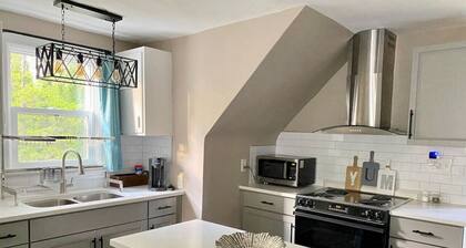 Serenity Studio · Adorable & Spacious Studio with Full Kitchen near HPU