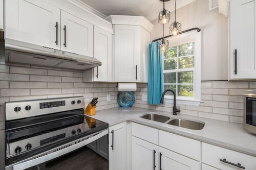 Quietude Place · Stylish 2 Bedroom House with Full Kitchen near HPU