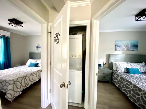 2 makuuhuonetta, työpöytä, silitysrauta/-lauta, vauvan matkasänky