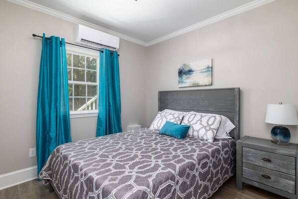 2 chambres, bureau, fer et planche à repasser, lit de bébé portatif