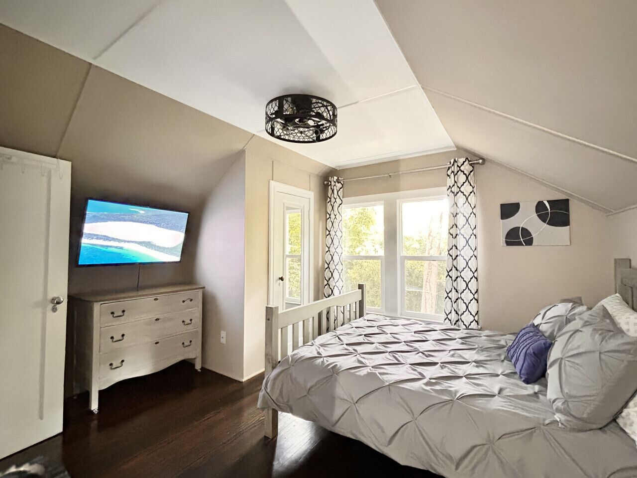 2 bedrooms, desk, iron/ironing board, travel crib