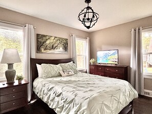 2 Schlafzimmer, Schreibtisch, Bügeleisen/Bügelbrett, Reisekinderbett