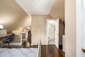 2 habitaciones, escritorio y tabla de planchar con plancha