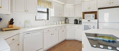 Frigorifero, microonde, forno, piano cottura