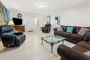 TV - Private channel home, blocks from the beach--in North Myrtle Beach (North Myrtle Beach)
